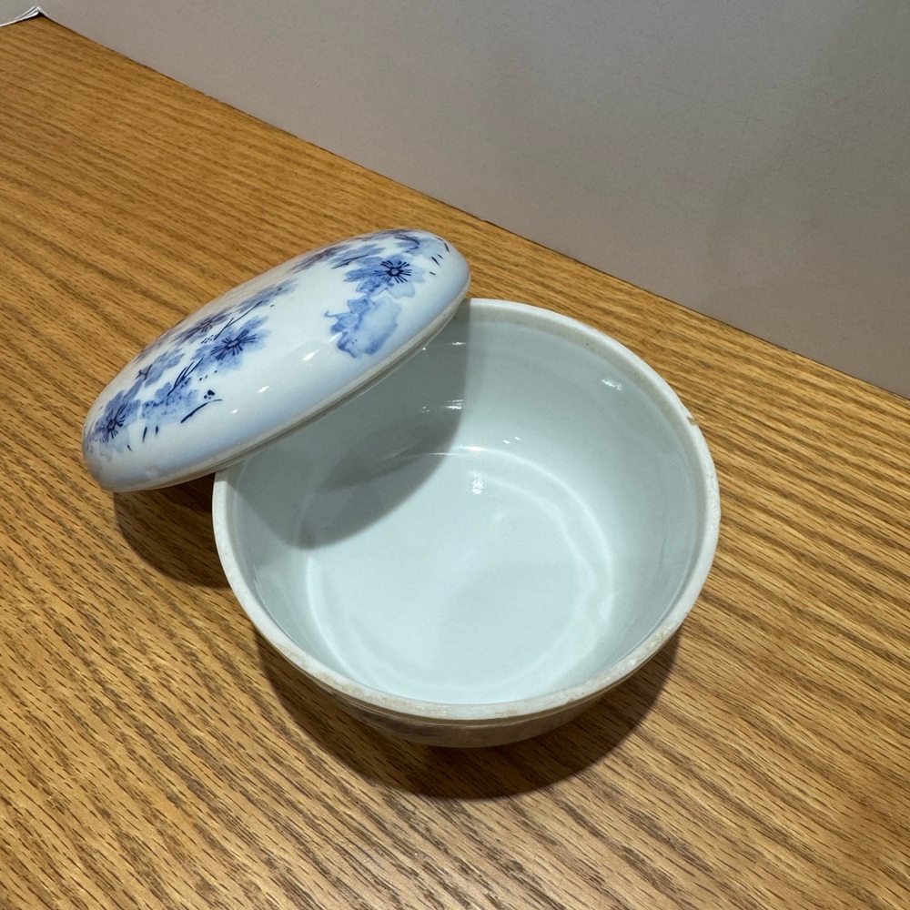 Vintage Blue Floral Ceramic trinket box with lid - Picture 5 of 7